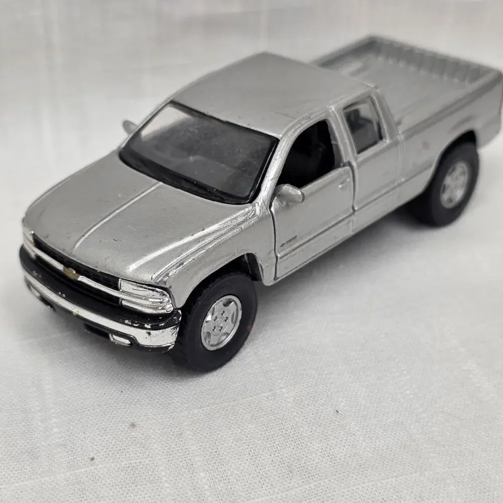 Maisto Chevrolet Silverado Pickup Truck 1:48 Diecast Silver Opening Doors Model